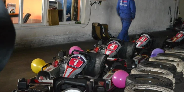 Adrenalin na nejdelší dráze východních Čech: jízda v závodní motokáře