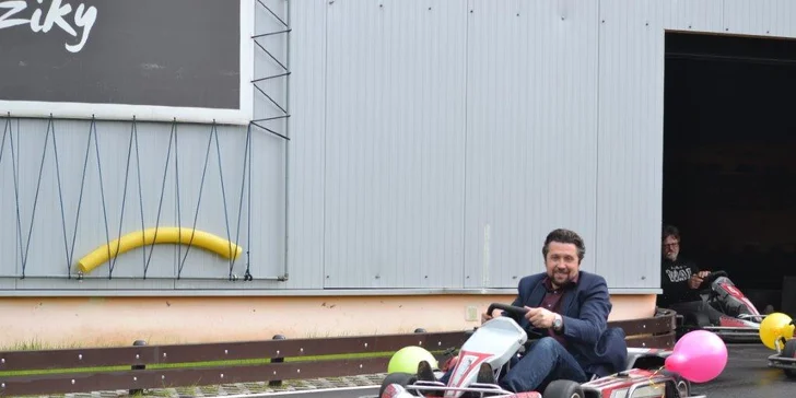 Adrenalin na nejdelší dráze východních Čech: jízda v závodní motokáře