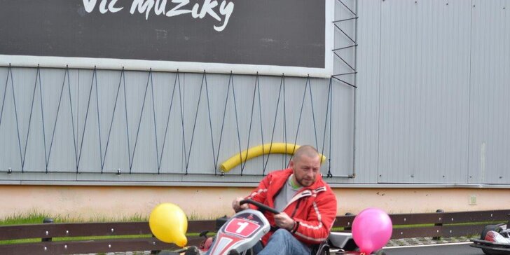 Adrenalin na nejdelší dráze východních Čech: jízda v závodní motokáře