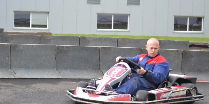 Adrenalin na nejdelší dráze východních Čech: jízda v závodní motokáře
