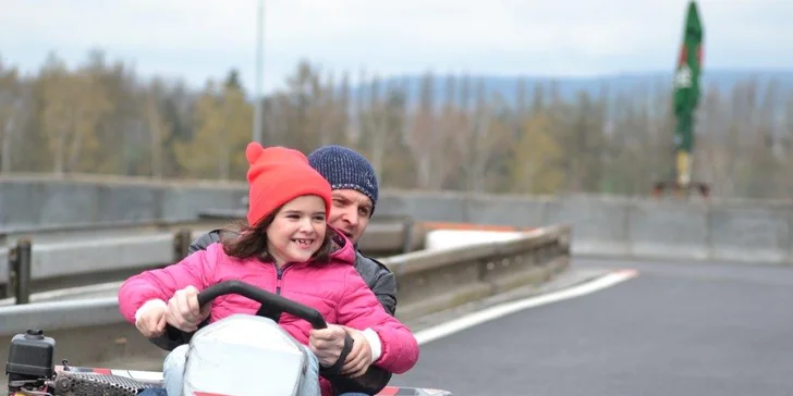 Adrenalin na nejdelší dráze východních Čech: jízda v závodní motokáře