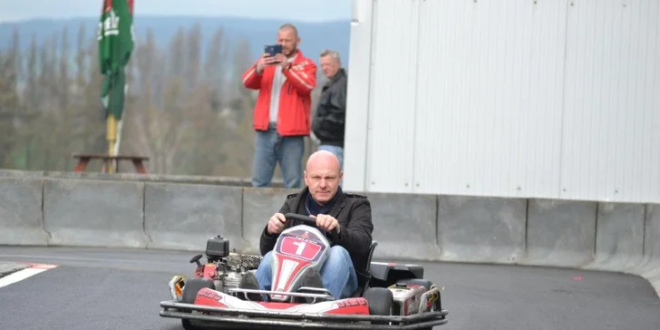 Adrenalin na nejdelší dráze východních Čech: jízda v závodní motokáře