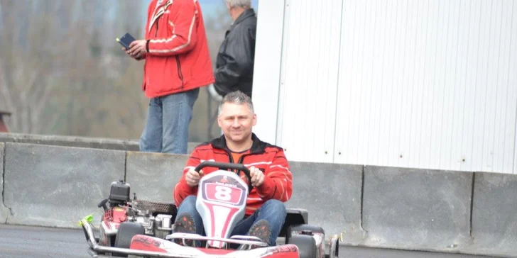 Adrenalin na nejdelší dráze východních Čech: jízda v závodní motokáře
