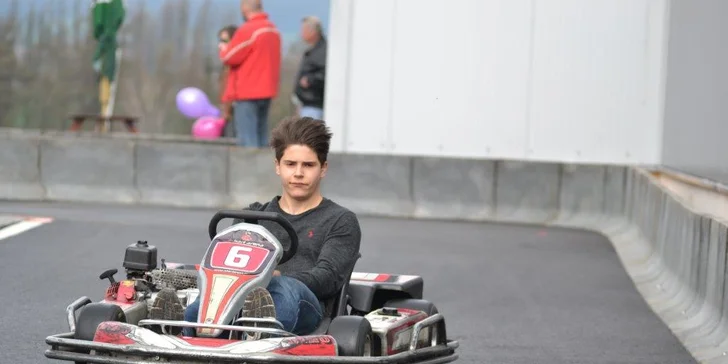 Adrenalin na nejdelší dráze východních Čech: jízda v závodní motokáře