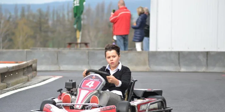 Adrenalin na nejdelší dráze východních Čech: jízda v závodní motokáře
