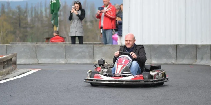 Adrenalin na nejdelší dráze východních Čech: jízda v závodní motokáře