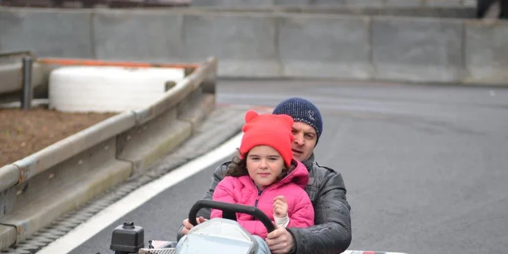 Adrenalin na nejdelší dráze východních Čech: jízda v závodní motokáře