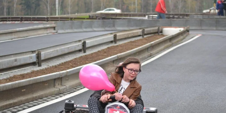 Adrenalin na nejdelší dráze východních Čech: jízda v závodní motokáře