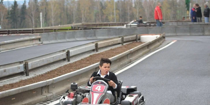 Adrenalin na nejdelší dráze východních Čech: jízda v závodní motokáře