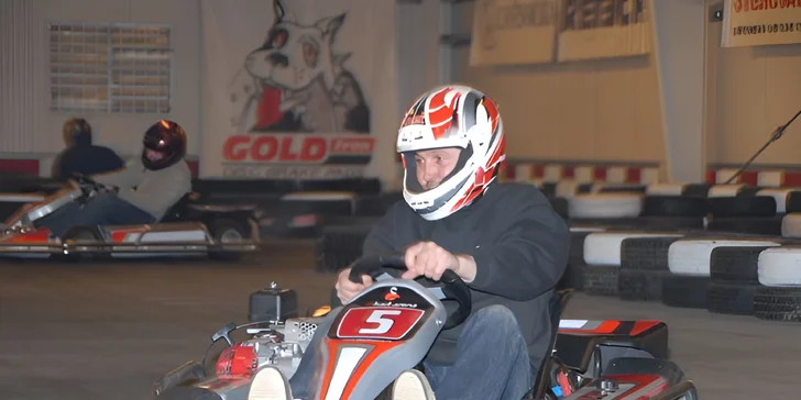 Adrenalin na nejdelší dráze východních Čech: jízda v závodní motokáře