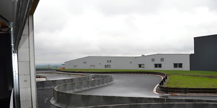 Adrenalin na nejdelší dráze východních Čech: jízda v závodní motokáře