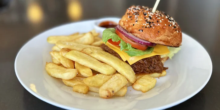 Club sandwich či burger s trhaným hovězím a příloha dle výběru pro 1 i 2 osoby