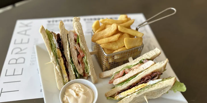 Club sandwich či burger s trhaným hovězím a příloha dle výběru pro 1 i 2 osoby