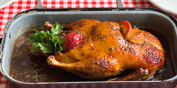 Celá kachna s červeným zelím a variací knedlíků: 2,2 kg masa pro 4 osoby v restauraci Bylo bylo