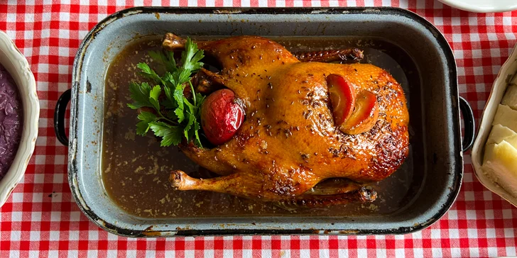 Celá kachna s červeným zelím a variací knedlíků: 2,2 kg masa pro 4 osoby v restauraci Bylo bylo