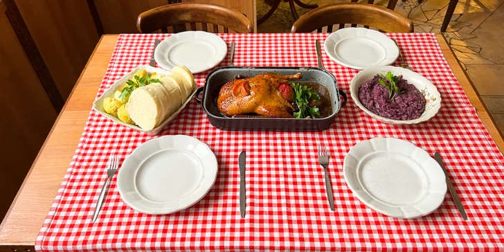 Celá kachna s červeným zelím a variací knedlíků: 2,2 kg masa pro 4 osoby v restauraci Bylo bylo