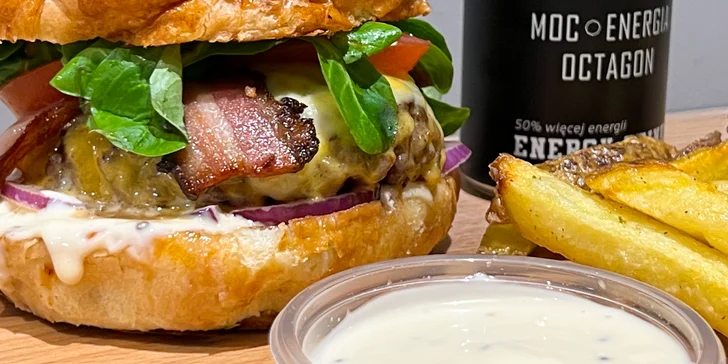 Menu pro jednoho či dva v Krmelíně nebo s rozvozem po okolí: burger i hranolky od Mama's a energy drink