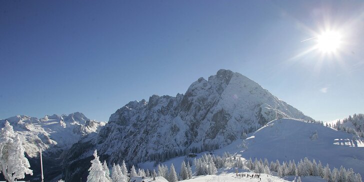 Jednodenní lyžování na Dachstein West: doprava pohodlným autobusem, skipas v ceně