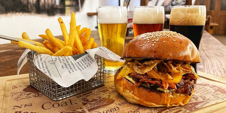 Vepřová žebírka nebo hamburger včetně degustace piv z lokálního pivovaru na Malé Straně