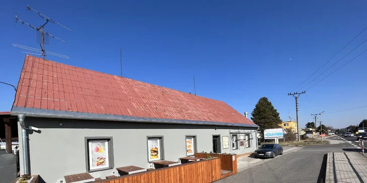 Menu pro jednoho či dva v Krmelíně nebo s rozvozem po okolí: burger i hranolky od Mama's a energy drink