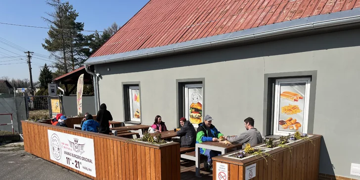 Menu pro jednoho či dva v Krmelíně nebo s rozvozem po okolí: burger i hranolky od Mama's a energy drink