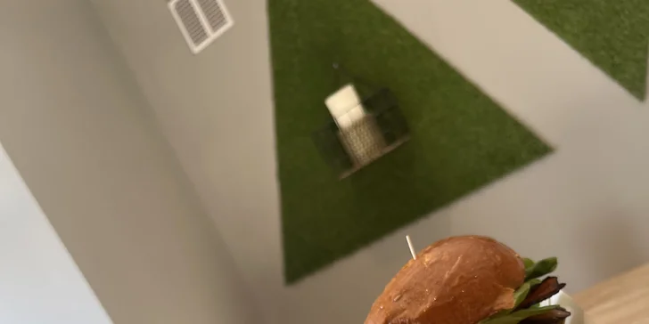 Menu pro jednoho či dva v Krmelíně nebo s rozvozem po okolí: burger i hranolky od Mama's a energy drink