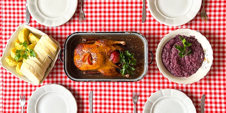 Celá kachna s červeným zelím a variací knedlíků: 2,2 kg masa pro 4 osoby v restauraci Bylo bylo