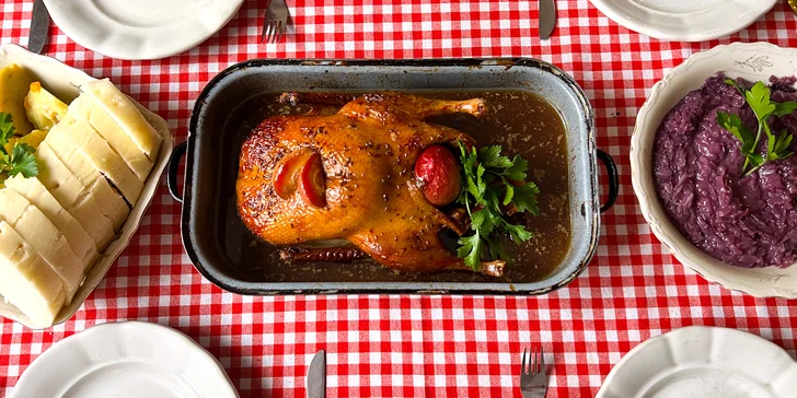 Celá kachna s červeným zelím a variací knedlíků: 2,2 kg masa pro 4 osoby v restauraci Bylo bylo