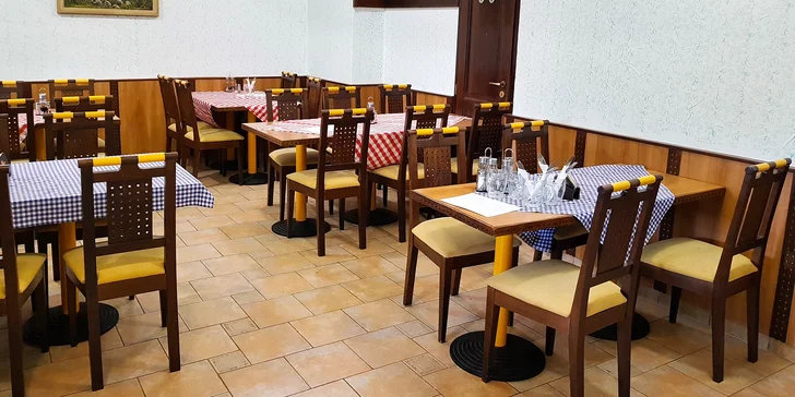 Celá kachna s červeným zelím a variací knedlíků: 2,2 kg masa pro 4 osoby v restauraci Bylo bylo