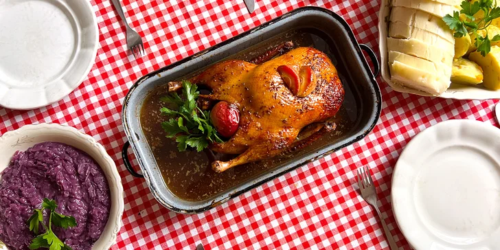 Celá kachna s červeným zelím a variací knedlíků: 2,2 kg masa pro 4 osoby v restauraci Bylo bylo