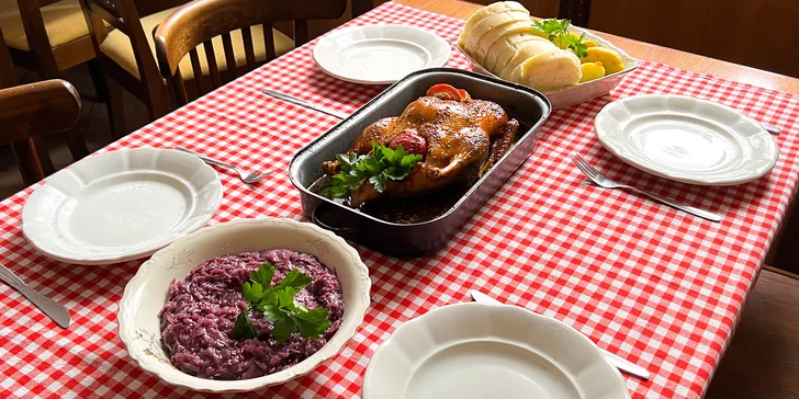 Celá kachna s červeným zelím a variací knedlíků: 2,2 kg masa pro 4 osoby v restauraci Bylo bylo