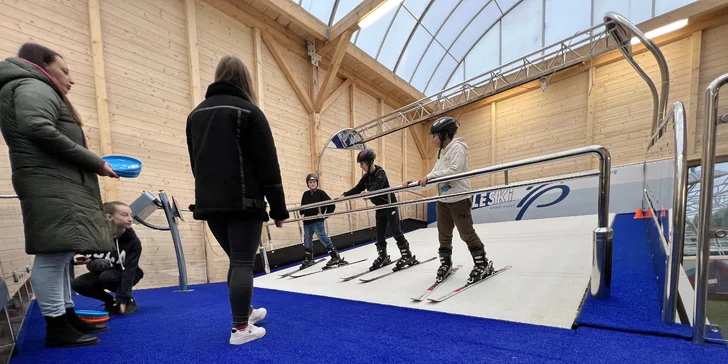 Celoroční zábava na lyžích nebo snowboardu: hodinový kurz na simulátoru vč. vybavení