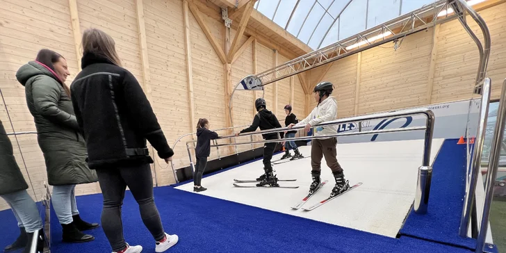 Celoroční zábava na lyžích nebo snowboardu: hodinový kurz na simulátoru vč. vybavení