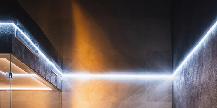 Elegantní privátní wellness pro dva na 2-3 hodiny: vířivka, sauna i lahev prosecca