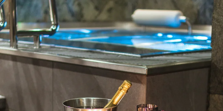 Elegantní privátní wellness pro dva na 2-3 hodiny: vířivka, sauna i lahev prosecca
