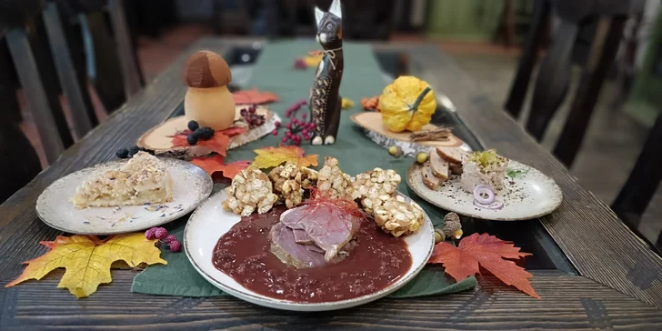 Parádní 3chodové menu pro dva: bůčková pomazánka, jelení kýta se šípkovou, jablečný koláč