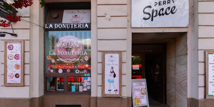 Snídaně v centru Pardubic: veganský donut a káva, čaj či čokoláda pro 1 nebo 2 osoby