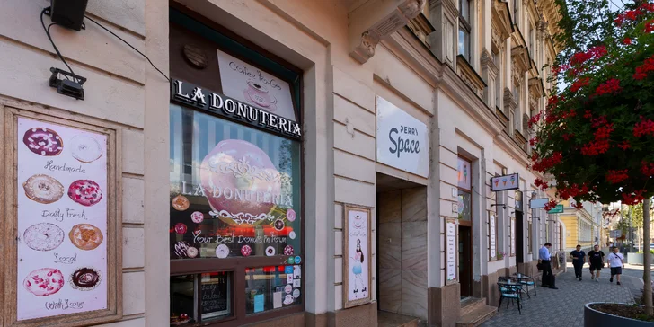 Snídaně v centru Pardubic: veganský donut a káva, čaj či čokoláda pro 1 nebo 2 osoby