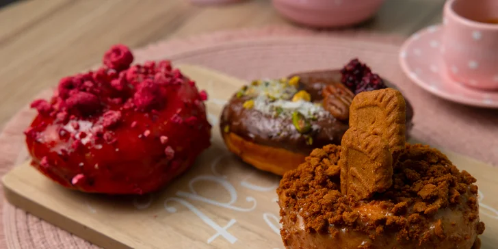 Snídaně v centru Pardubic: veganský donut a káva, čaj či čokoláda pro 1 nebo 2 osoby