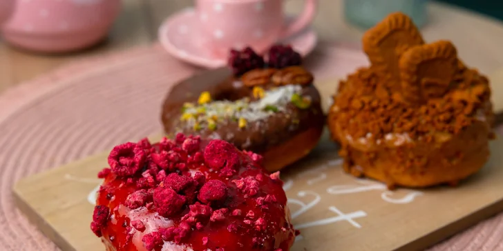 Snídaně v centru Pardubic: veganský donut a káva, čaj či čokoláda pro 1 nebo 2 osoby