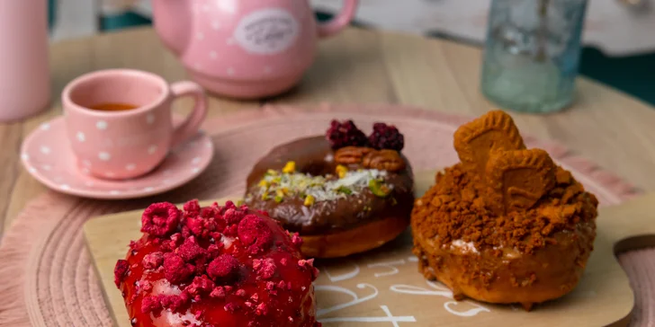Snídaně v centru Pardubic: veganský donut a káva, čaj či čokoláda pro 1 nebo 2 osoby