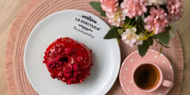 Snídaně v centru Pardubic: veganský donut a káva, čaj či čokoláda pro 1 nebo 2 osoby