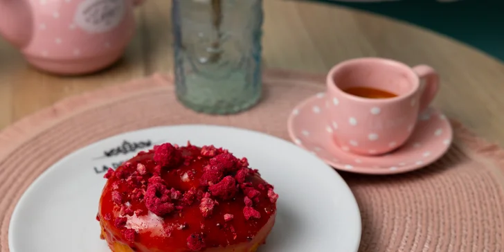 Snídaně v centru Pardubic: veganský donut a káva, čaj či čokoláda pro 1 nebo 2 osoby