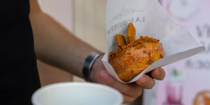 Snídaně v centru Pardubic: veganský donut a káva, čaj či čokoláda pro 1 nebo 2 osoby