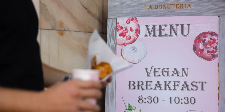 Snídaně v centru Pardubic: veganský donut a káva, čaj či čokoláda pro 1 nebo 2 osoby
