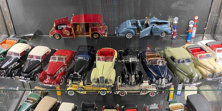 Vstupenky na největší veřejně přístupnou sbírku autíček v Evropě: osobní auta, hasičáky, sanitky i auta z filmů