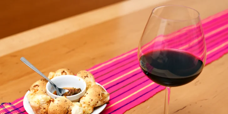 Argentinské degustační menu pro 1, 2 nebo 4 osoby: chipas, empanadas, alfajores i víno