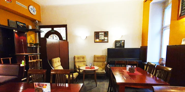 Polévka, burger podle výběru, domácí hranolky, coleslaw a lívance pro dva