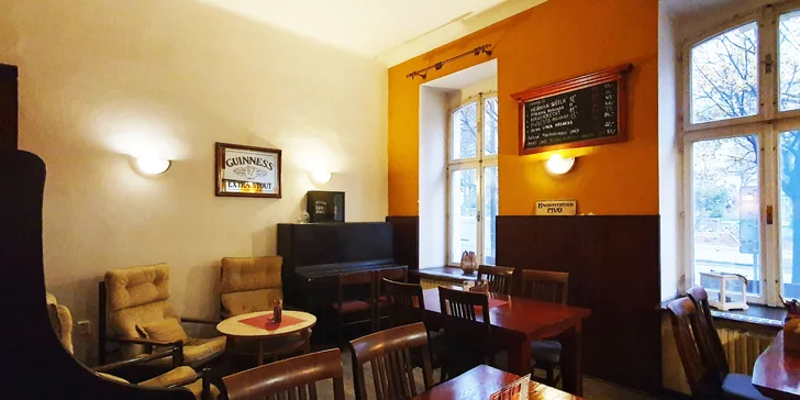 Polévka, burger podle výběru, domácí hranolky, coleslaw a lívance pro dva