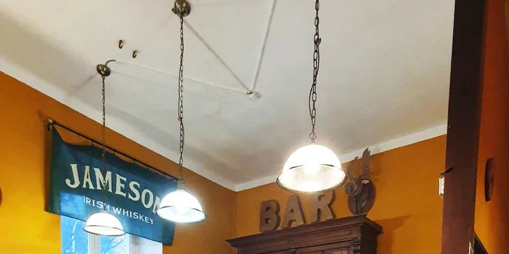 Polévka, burger podle výběru, domácí hranolky, coleslaw a lívance pro dva
